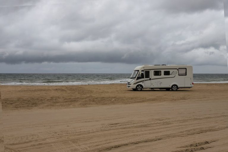 Аренда автомобиля с палаткой на крыше на Кавказе
