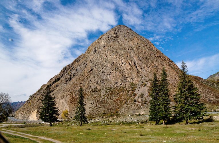 Аренда внедорожника с палаткой на Кавказе: приключение и красота природы